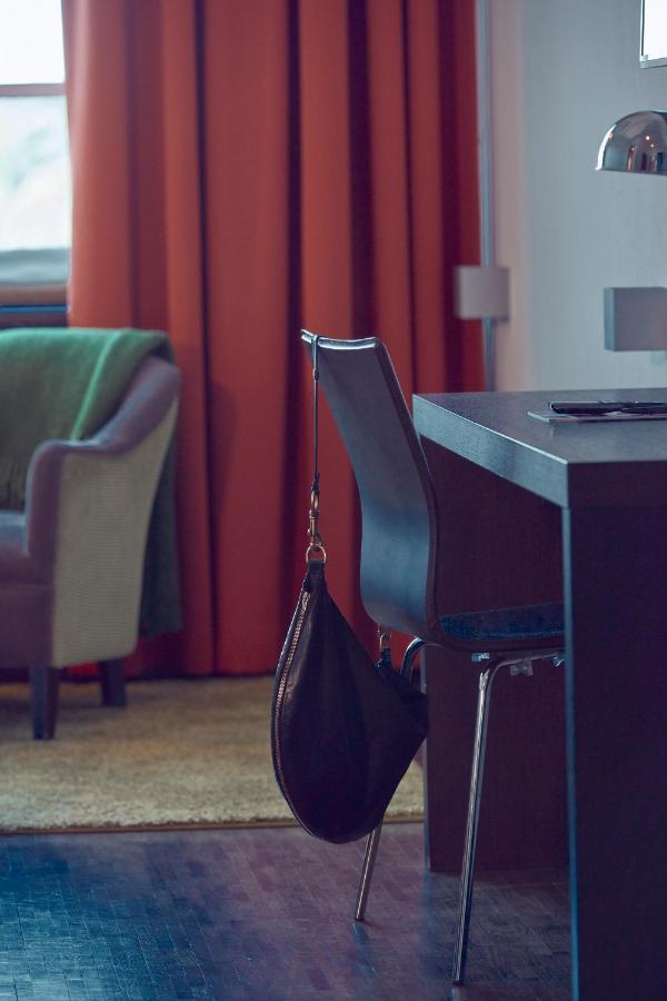 Naeaes Fabriker Hotell & Restaurang Tollered Bagian luar foto