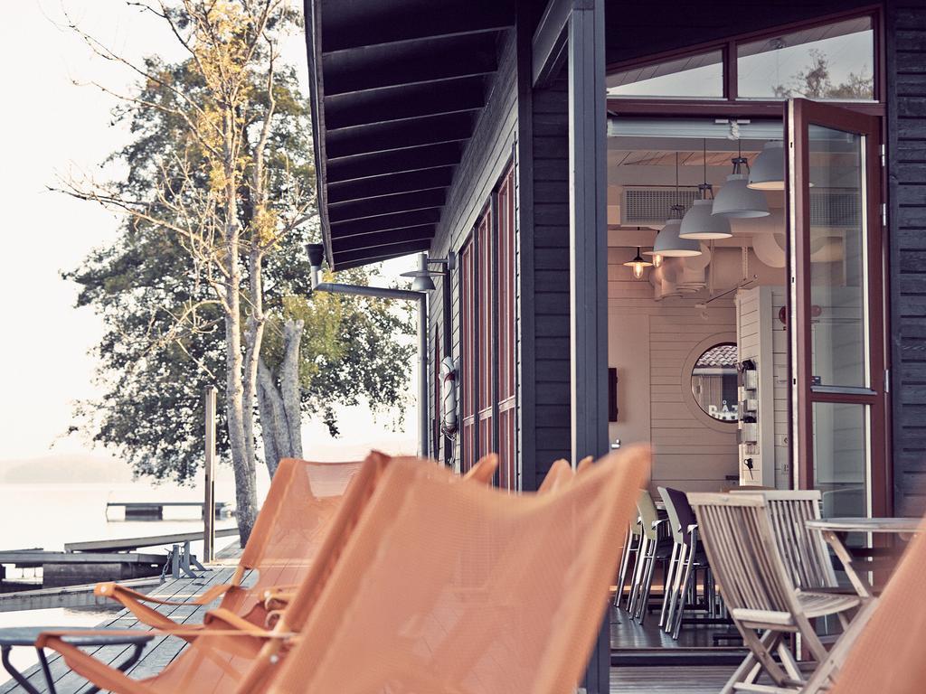 Naeaes Fabriker Hotell & Restaurang Tollered Bagian luar foto